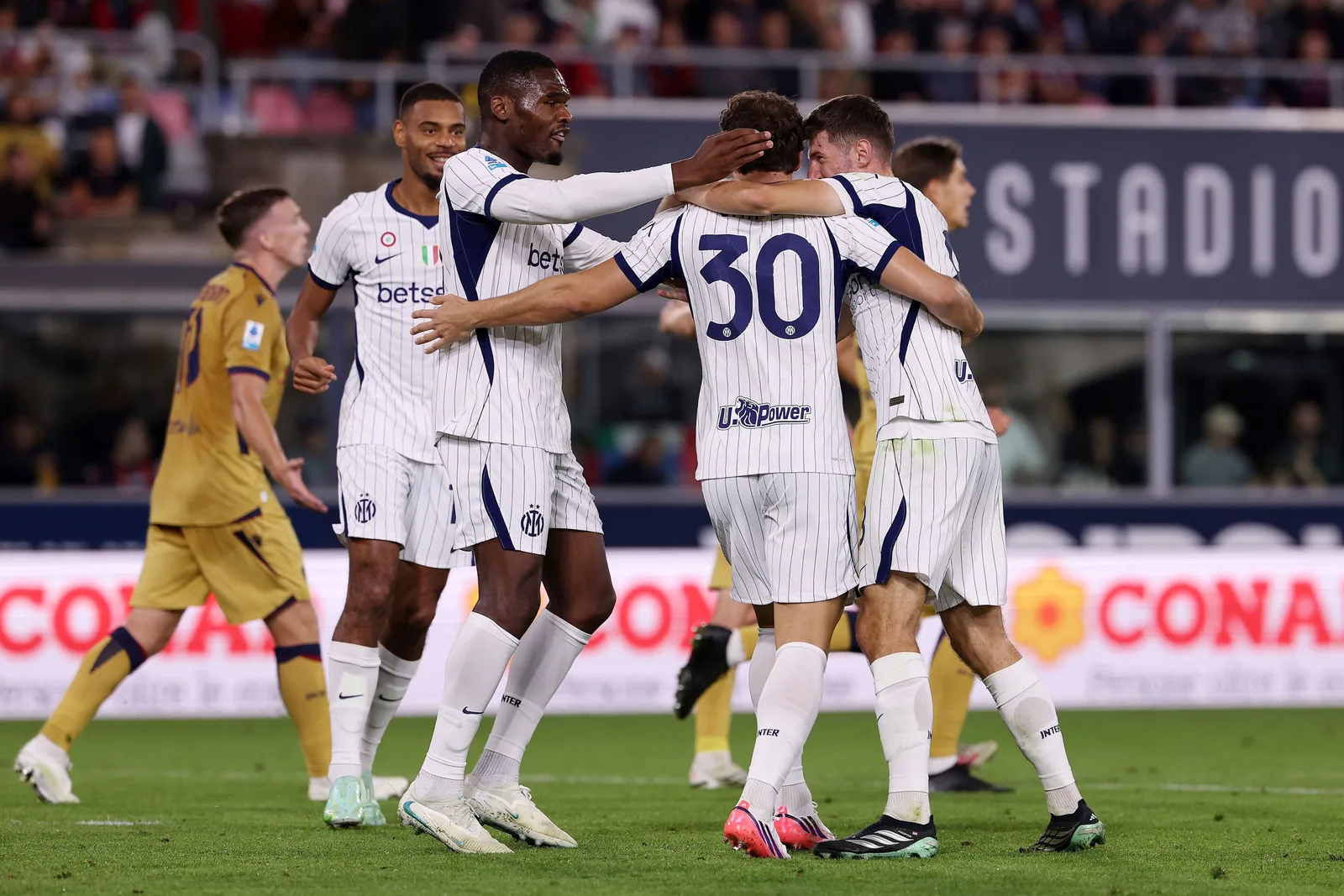 Inter players celebrate at Bologna. Photo: MSN
