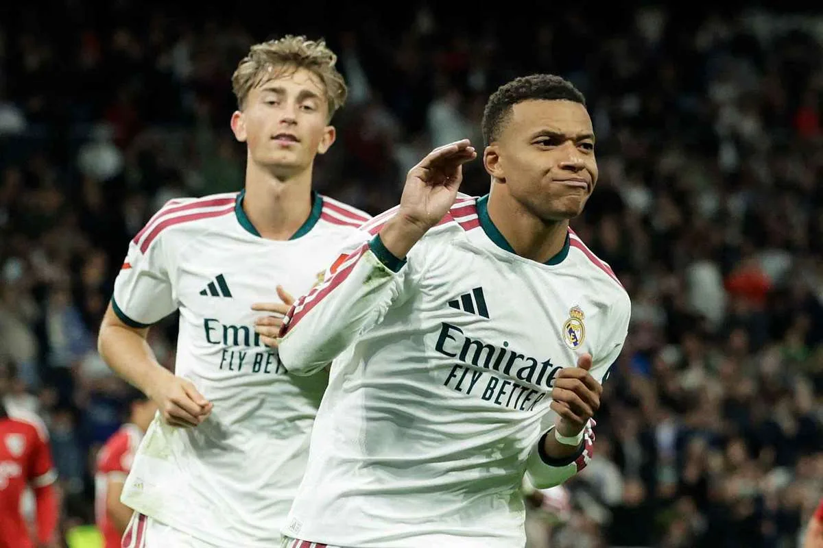 Real Madrid players celebrate against Sevilla. Photo: Flashscore