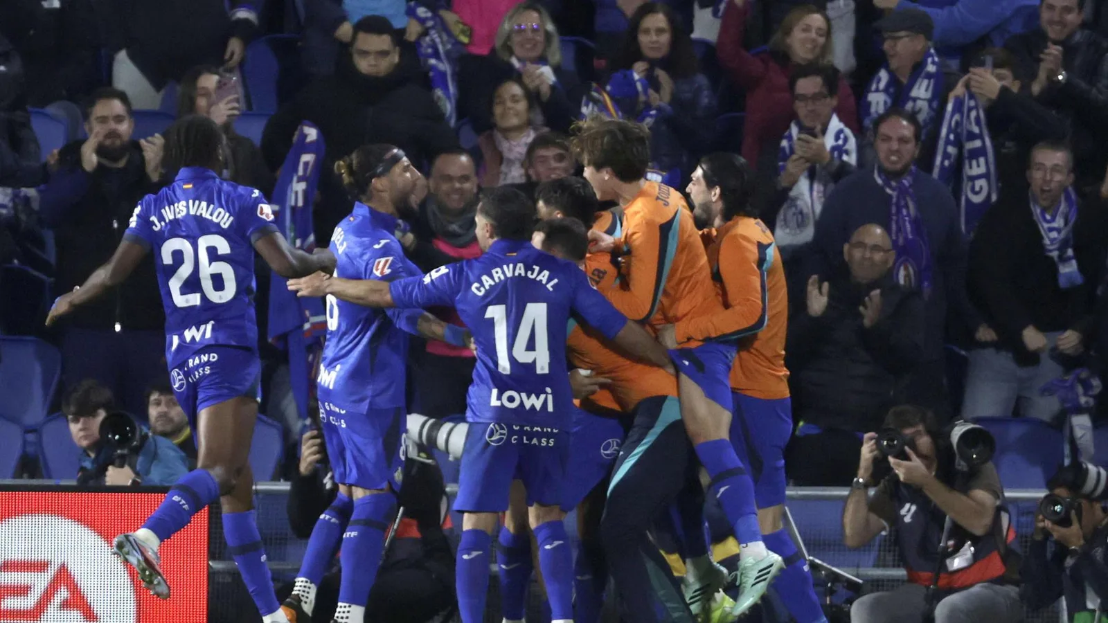 Getafe players celebrate at the Coliseum. Photo: COPE