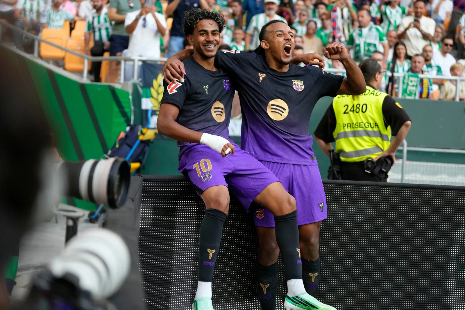 Barcelona players celebrate at Real Betis. Photo: MSN