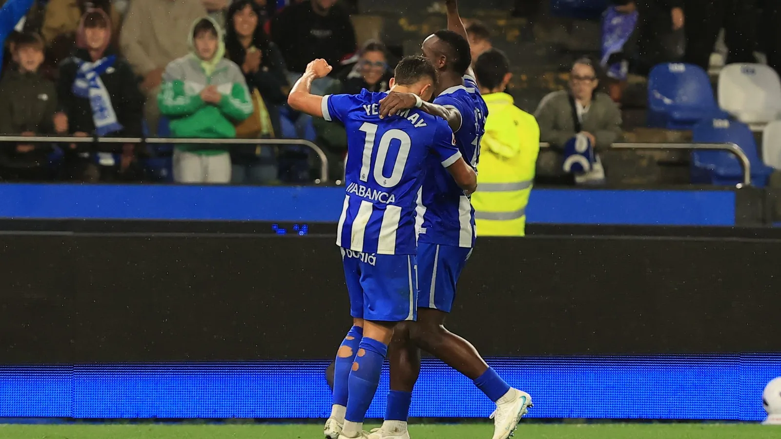 Deportivo's Bil Nsongo and Yeremay celebrate against Levante. Photo: Mediaset