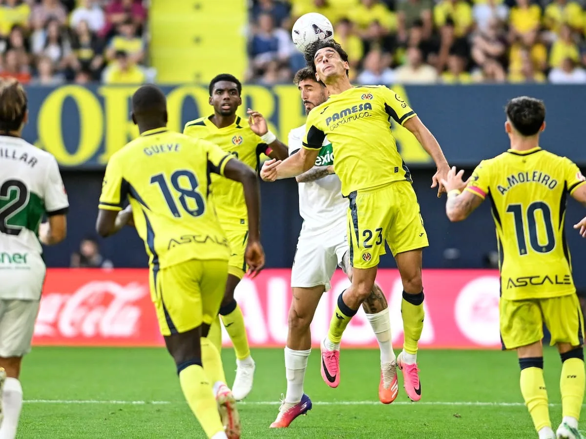 Villarreal and Elche players challenge for the ball. Photo: Cadena SER